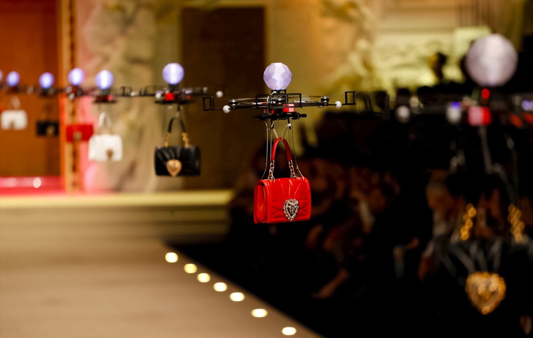 Все обсуждают: Dolce & Gabbana заменили моделей дронами