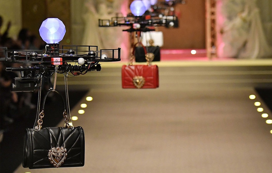 Все обсуждают: Dolce & Gabbana заменили моделей дронами - 2 | mebo.com.ua